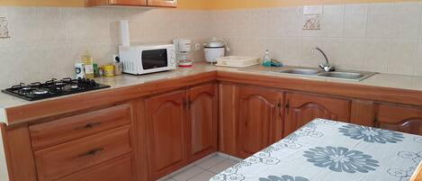 Mikrobølgeovn, ovn, køkkentøj/tallerkener/redskaber