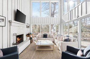Fireplace, books - Sunny East Hampton architectural gem with Pool and Hot tub, minutes to beach (East Hampton)