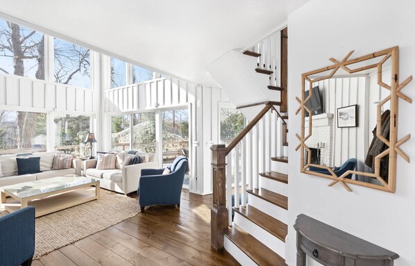 Fireplace, books - Sunny East Hampton architectural gem with Pool and Hot tub, minutes to beach (East Hampton)