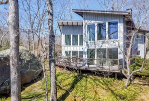 Exterior - Sunny East Hampton architectural gem with Pool and Hot tub, minutes to beach (East Hampton)