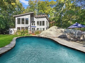Outdoor pool, a heated pool - Sunny East Hampton architectural gem with Pool and Hot tub, minutes to beach (East Hampton)