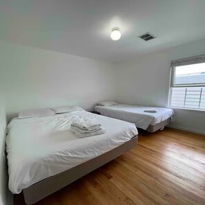 3 habitaciones, tabla de planchar con plancha, wifi y ropa de cama