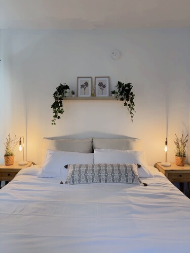 East Rock Gem: 5 min to Yale, King Bed, Fast WiFi & Parking