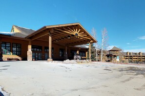 Exterior - 3rd-floor condo with balcony, indoor & outdoor pools, game room, gym, W/D (Granby)