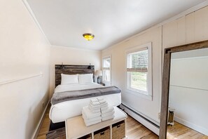 1 bedroom, internet, bed sheets - Secluded, romantic cottage with stunning views of the Hudson River (Queensbury)