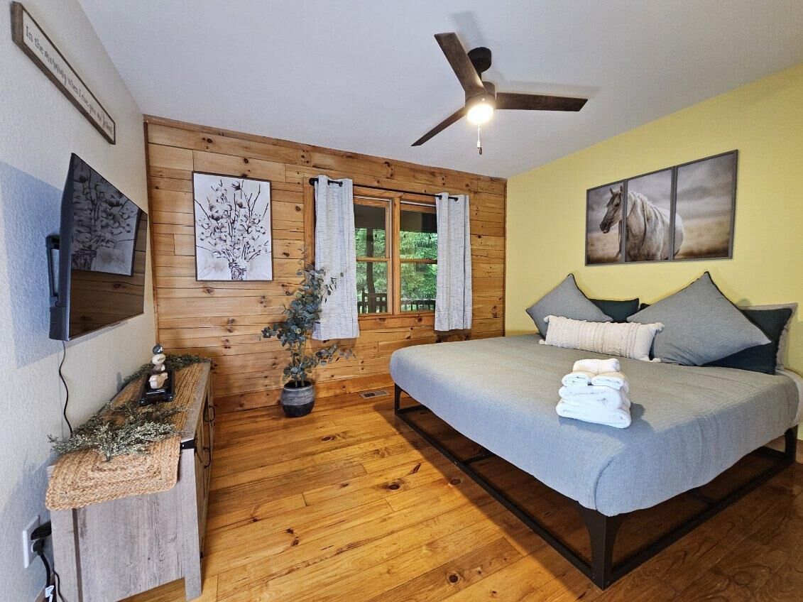 7 bedrooms, WiFi, bed sheets