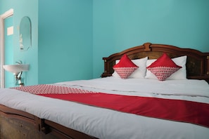 Standard Double Room | Hypo-allergenic bedding, laptop workspace, bed sheets - Hotel O Penginapan Raja (Sukabumi)