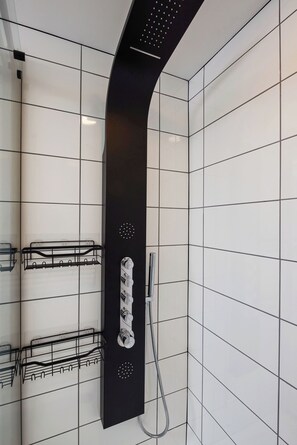 Dusche, Bidet, Handtücher, Seife