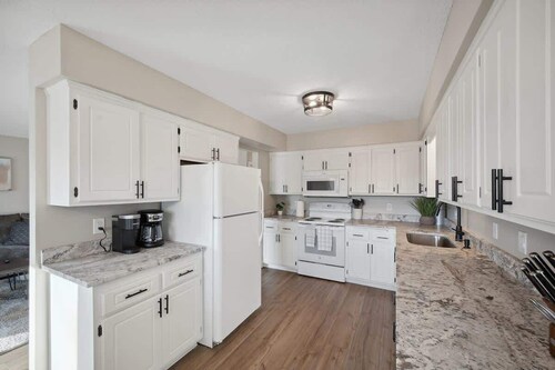 Renovated! 3BR 1.5BA King Beds! Mid term Rental ok