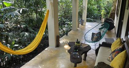 Casa Fresca a 50 Metros de Parque Nacional Tortuguero, Rodeada de Biodiversidad