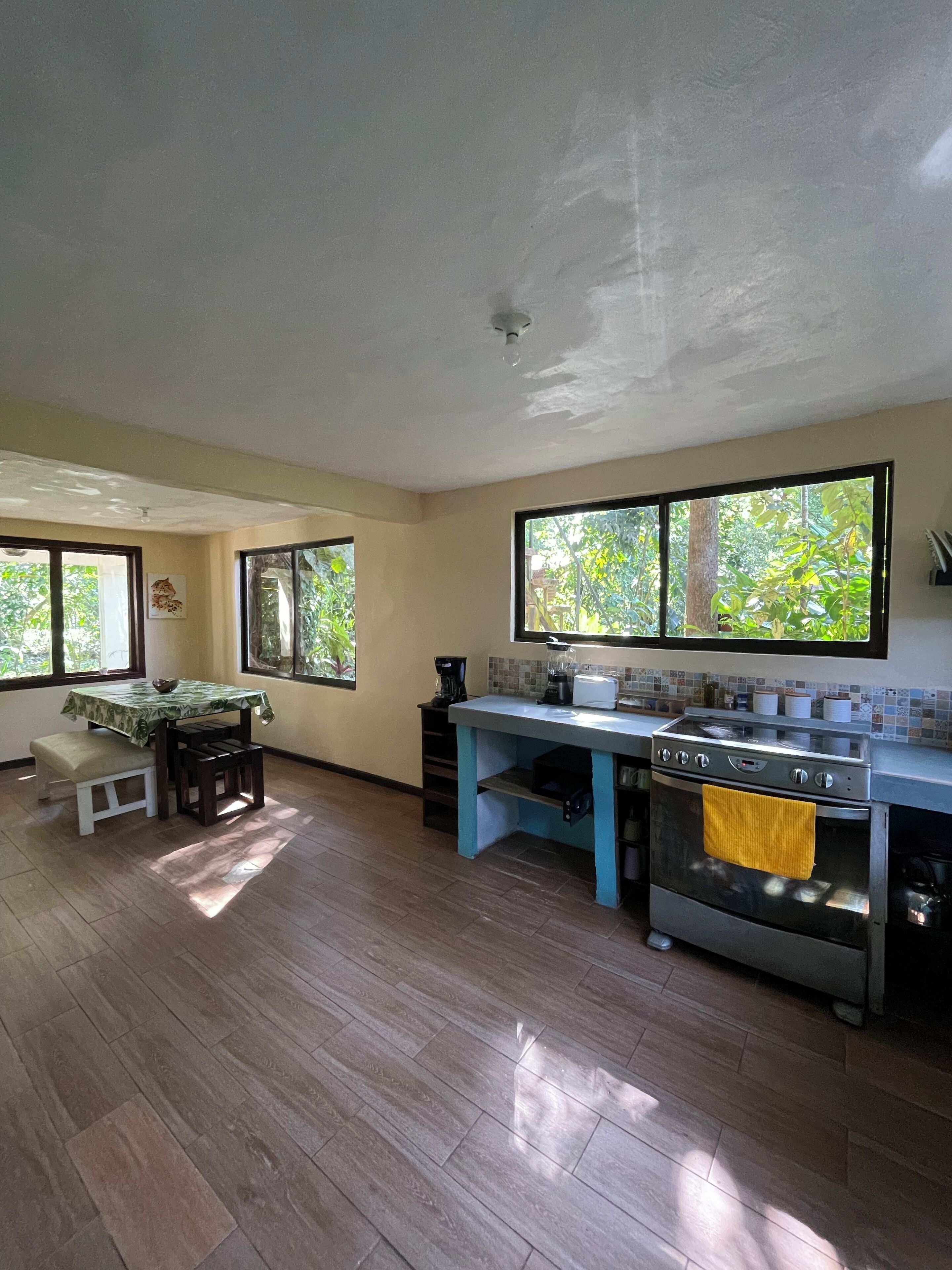 Refrigerador, horno, parrilla de estufa y cafetera y tetera 