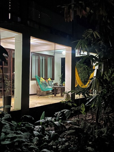 Casa fresca a 50 metros de Parque Nacional Tortuguero, rodeada de biodiversidad 