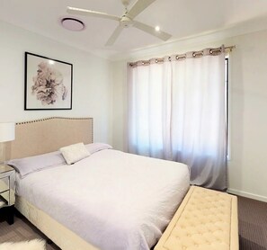 4 bedrooms, iron/ironing board, WiFi, bed sheets