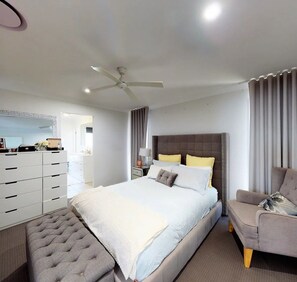 4 bedrooms, iron/ironing board, WiFi, bed sheets