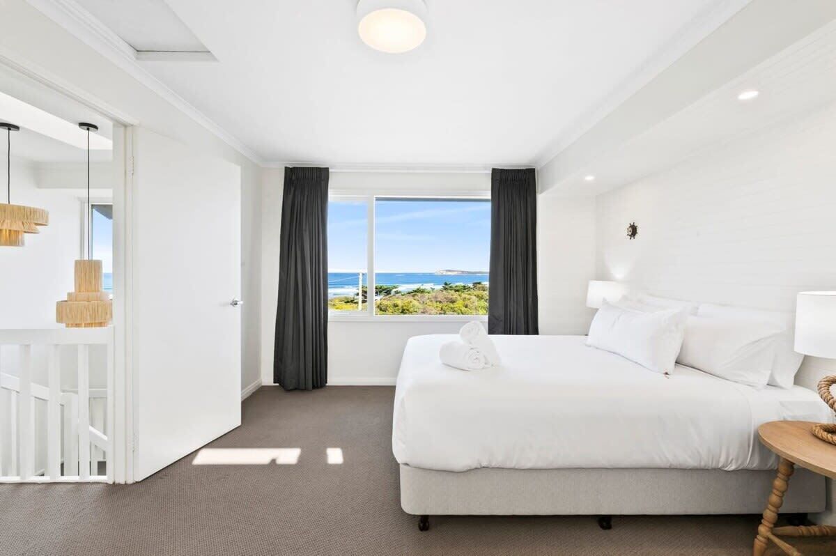 5 bedrooms, desk, iron/ironing board, WiFi