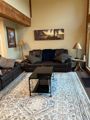 Smart TV, fireplace - River/Ski Home on Deschutes River, 2 bedroom-sleeps 5, 26 miles to Mt. Bachelor. (Bend)