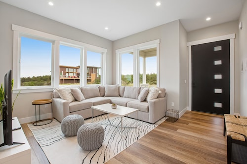 Sam's Nest | House in Westport overlooking the ocean with quick beach access