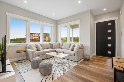 Sam's Nest | House in Westport overlooking the ocean with quick beach access