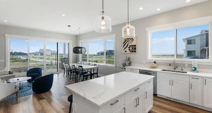 Sam's Nest | House in Westport overlooking the ocean with quick beach access