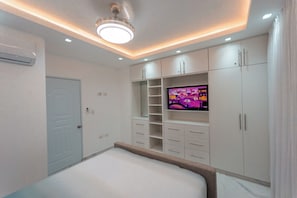 3 bedrooms, iron/ironing board, WiFi, bed sheets