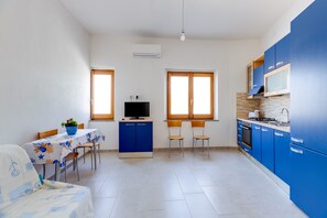 Refrigerador, horno, parrilla de estufa y tetera eléctrica 