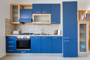 Refrigerador, horno, parrilla de estufa y tetera eléctrica 