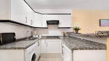 Køleskab, mikrobølgeovn, ovn, kogeplade