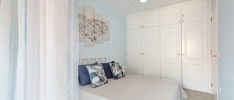 1 habitación, tabla de planchar con plancha, wifi gratis y ropa de cama