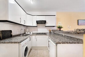 Kjøleskap, mikrobølgeovn, ovn og kokeplater