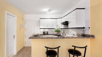 Een koelkast, een magnetron, een oven, een kookplaat