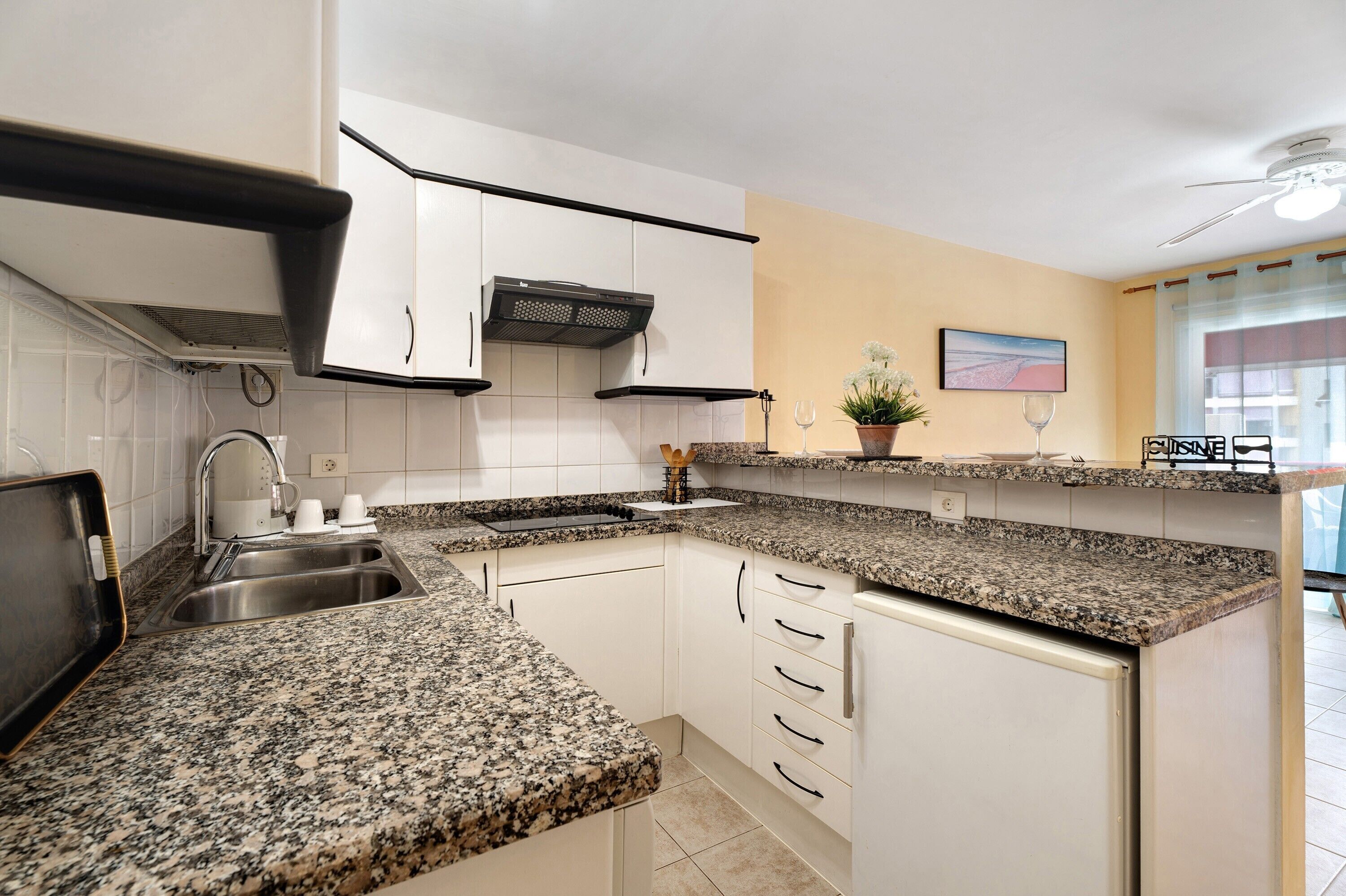 Jääkaappi, mikroaaltouuni, uuni, liesi