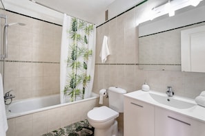 Badewanne, Haartrockner, Handtücher