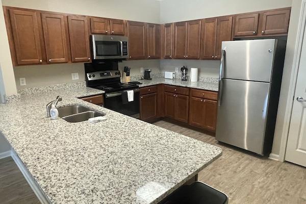 Kühlschrank, Mikrowelle, Wasserkocher mit Kaffee-/Teezubehör