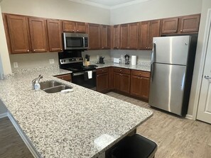 Kjøleskap, mikrobølgeovn, kaffetrakter/tekoker og kjøkkenutstyr