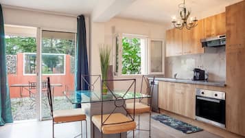 Kühlschrank, Mikrowelle, Ofen, Herdplatte