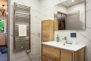 Shower, hair dryer - Apartment "Les Salons du Bastier 3" with Shared Pool and Wi-Fi (Ginasservis)