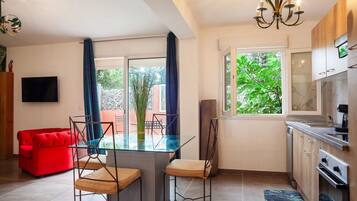 Køleskab, mikrobølgeovn, ovn, kogeplade