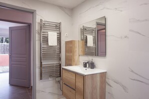 Shower, hair dryer - Apartment "Les Salons du Bastier 3" with Shared Pool & Wi-Fi (Ginasservis)