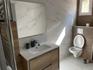 Douche, sèche-cheveux