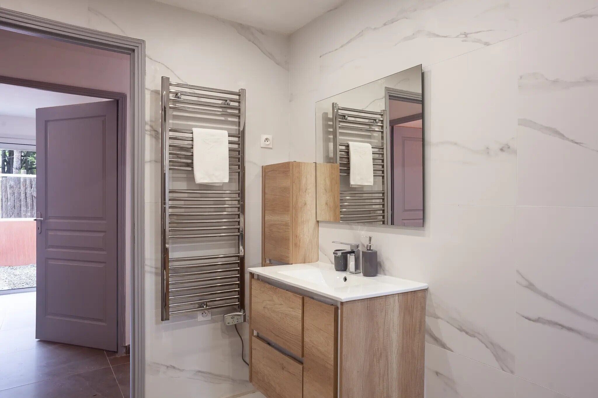 Shower, free toiletries, hair dryer