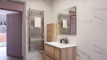 Shower, free toiletries, hair dryer