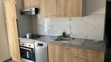 Een koelkast, een microgolfoven, een oven, een kookplaat