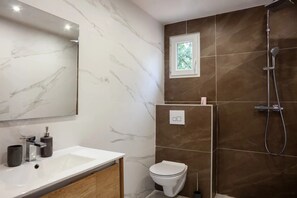 Shower, free toiletries, hair dryer - Apartment "Les Salons du Bastier 1" with Private Terrace and Wi-Fi (Ginasservis)