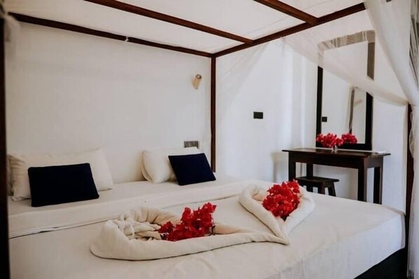 Habitación triple Deluxe | Ropa de cama hipoalergénica y decoración individual