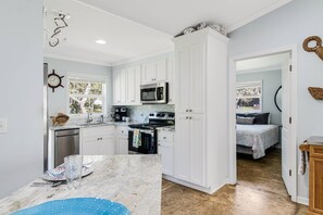 Refrigerador, microondas, placa de cocina, lavavajillas