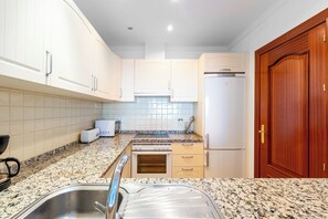 Frigorifero, microonde, forno, piano cottura