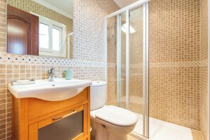 Kylpyamme, hiustenkuivaaja, pyyhkeet