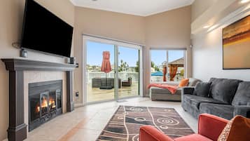Smart TV, fireplace