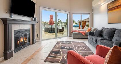 Lakefront Gem • Boat Rental • Sleeps 8 people