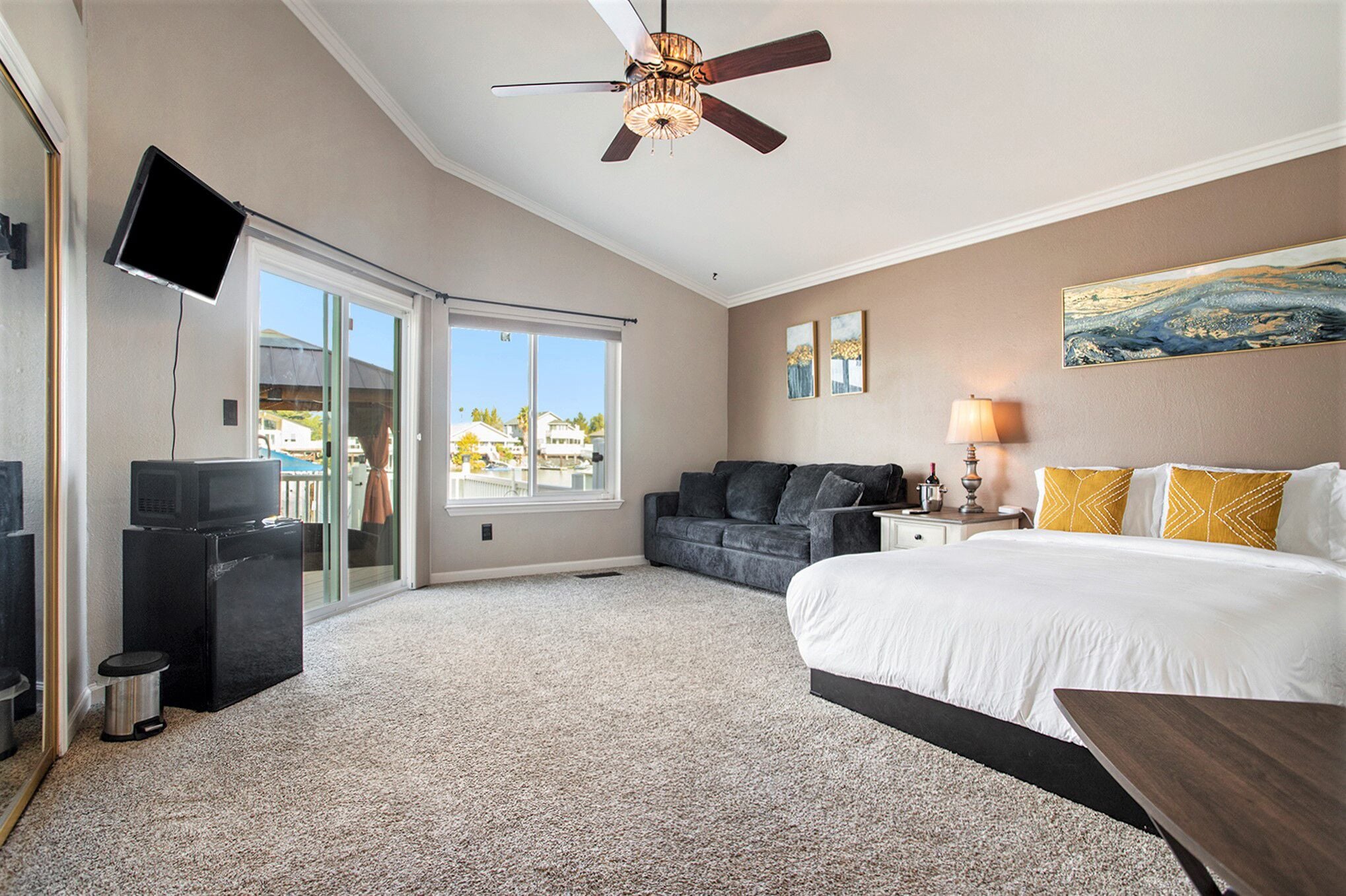 3 bedrooms, in-room safe, desk, iron/ironing board